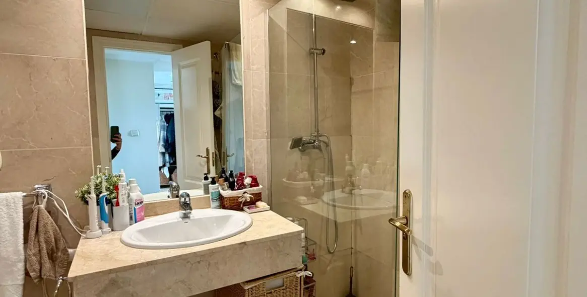 Sale of middle floor apartment in Río Real 54