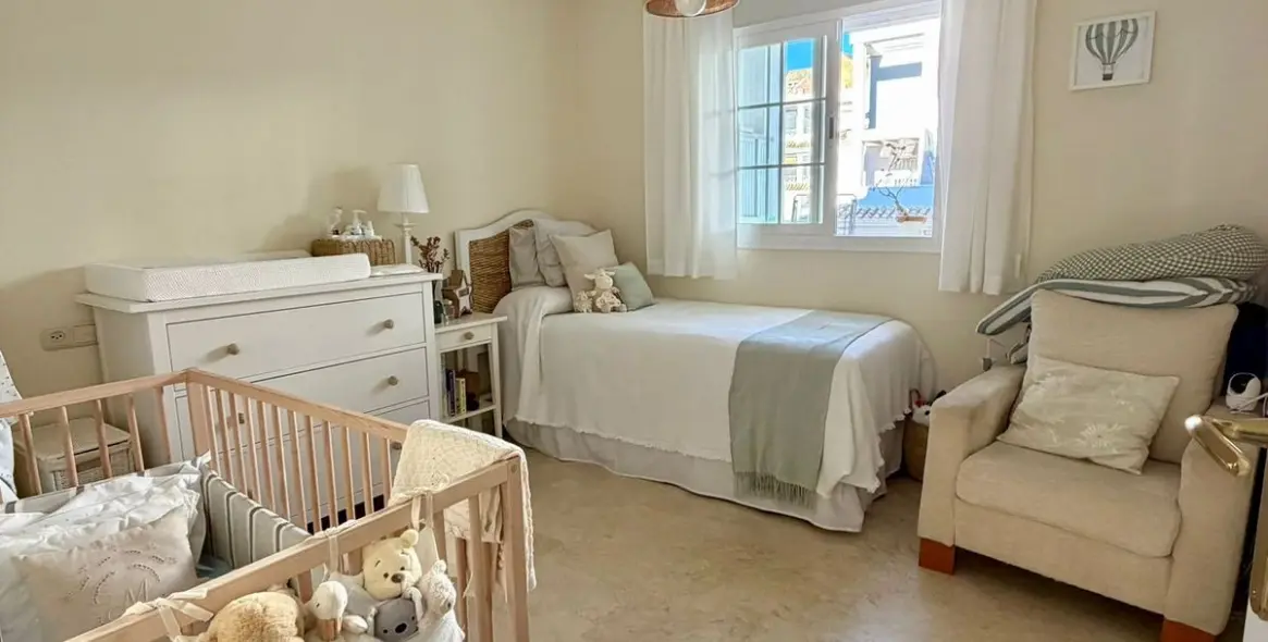 Sale of middle floor apartment in Río Real 55