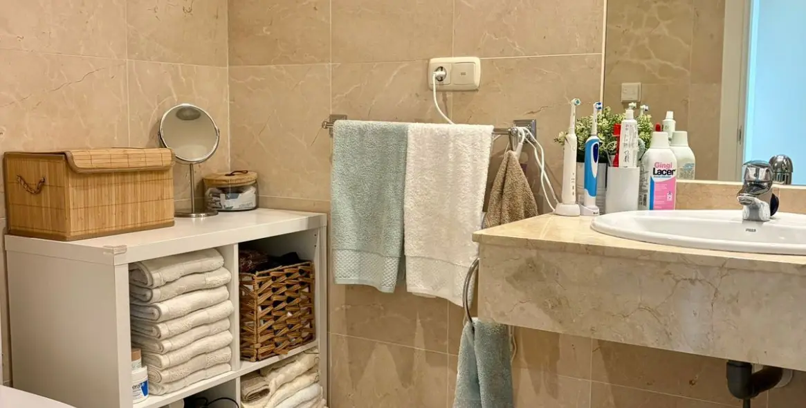 Sale of middle floor apartment in Río Real 57