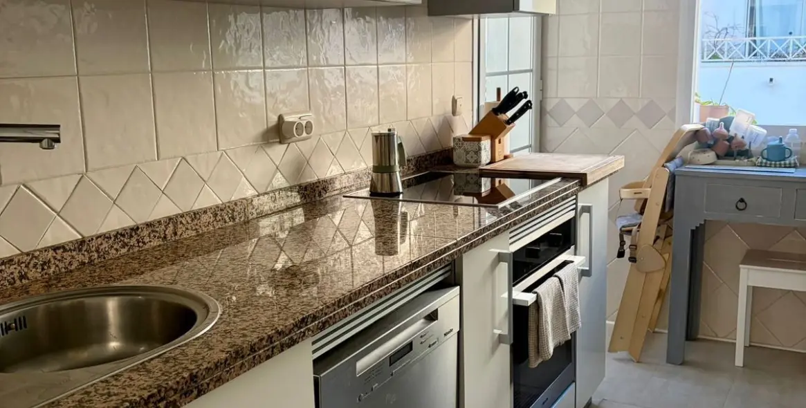 Sale of middle floor apartment in Río Real 60