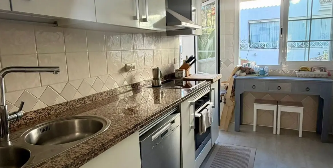 Sale of middle floor apartment in Río Real 62