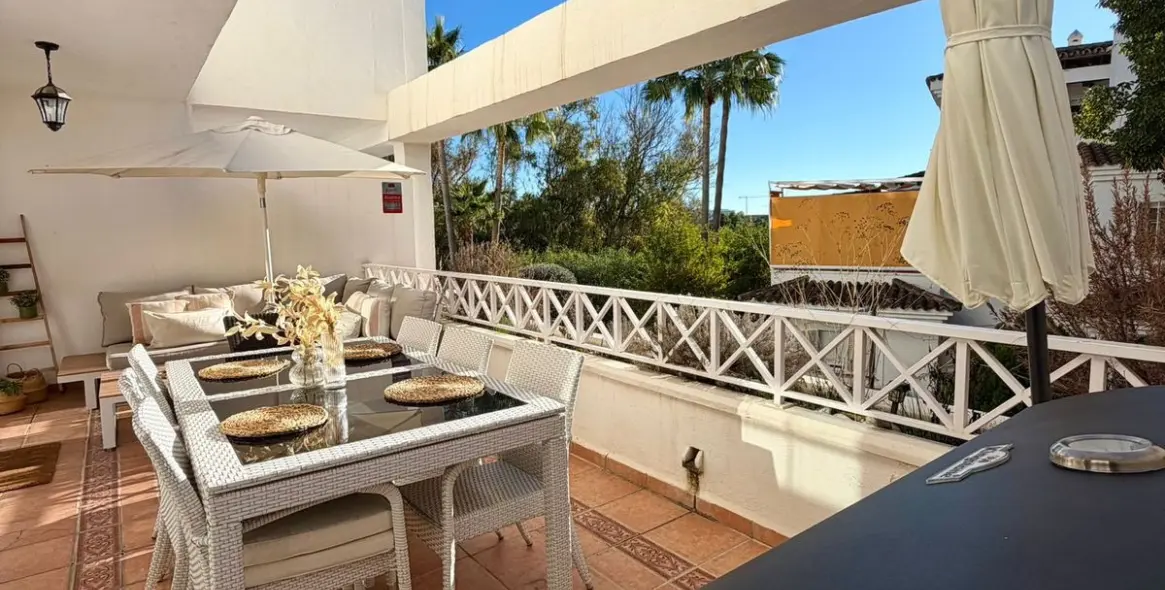 Sale of middle floor apartment in Río Real 63