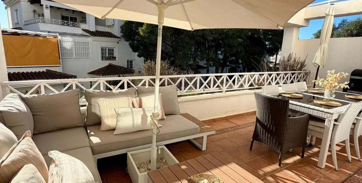 Sale of middle floor apartment in Río Real 66