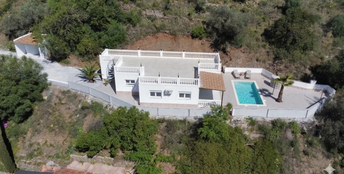 Sale of detached villa in Arenas 1