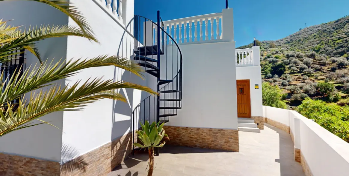 Sale of detached villa in Arenas 3