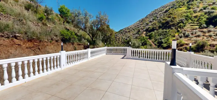 Sale of detached villa in Arenas 3