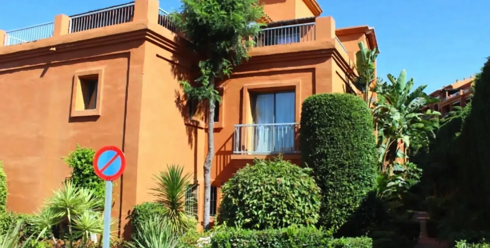 Sale of middle floor apartment in Benahavís 1
