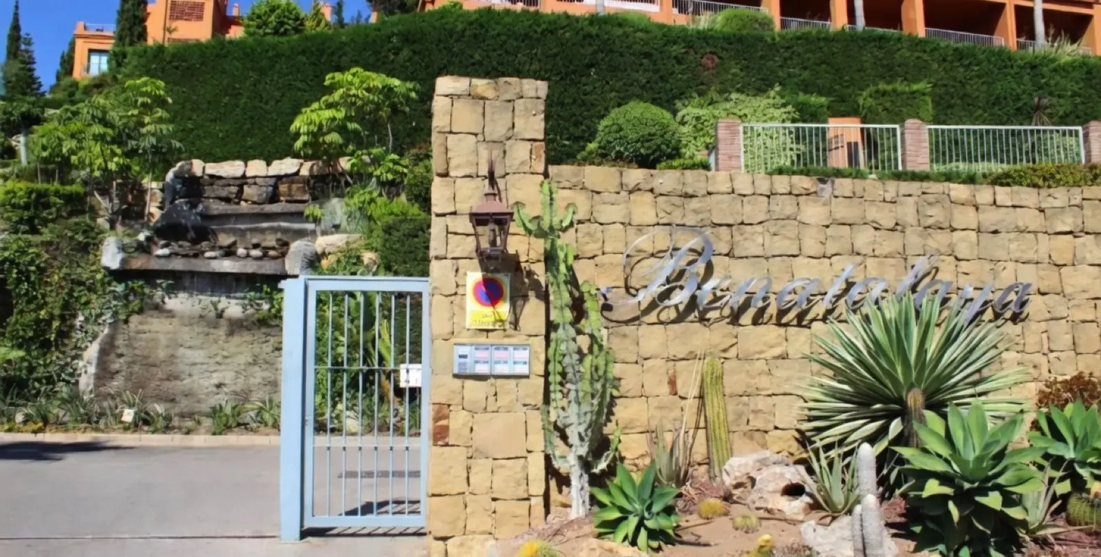 Sale of middle floor apartment in Benahavís 2