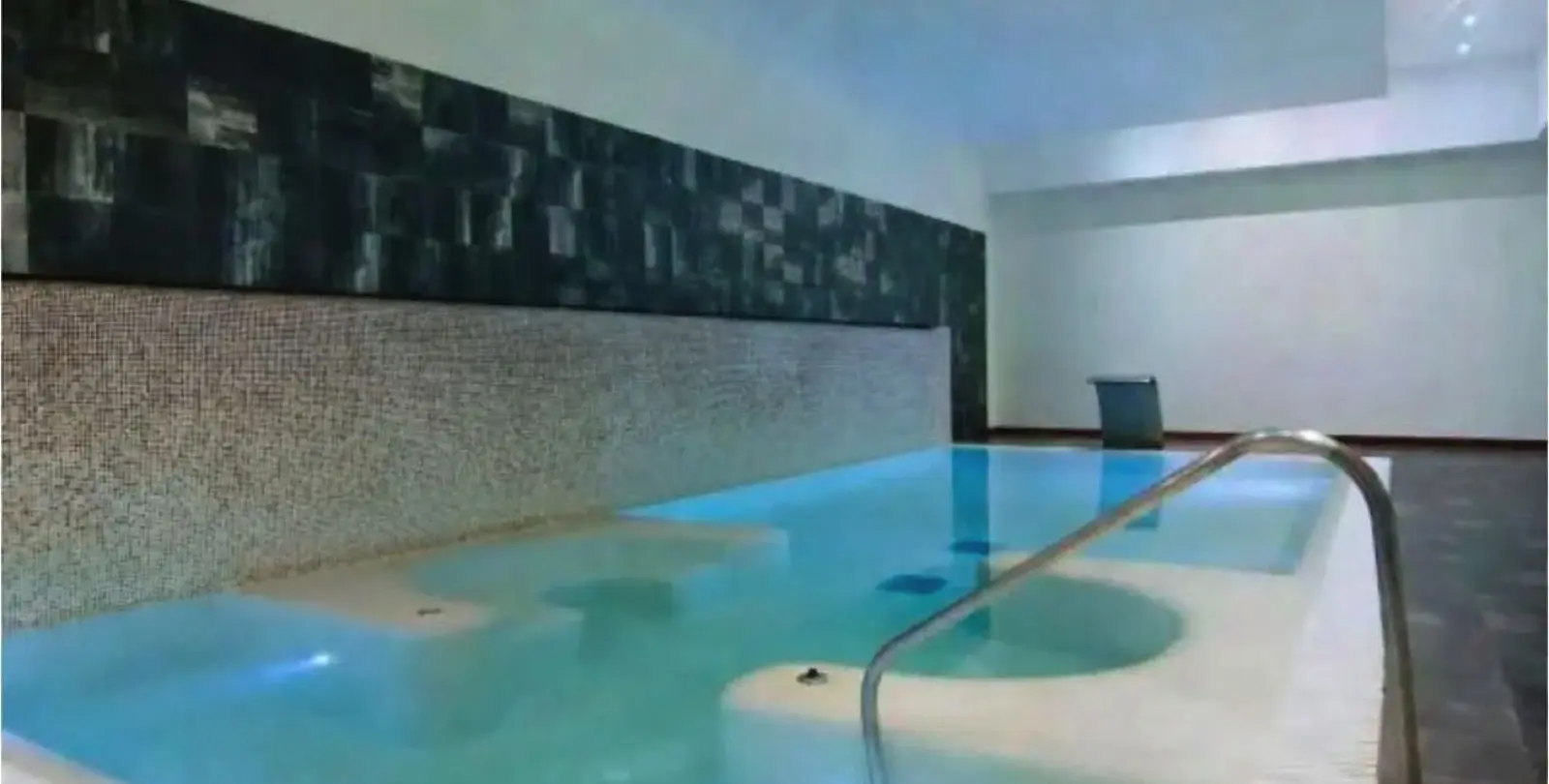 Sale of middle floor apartment in Benahavís 12