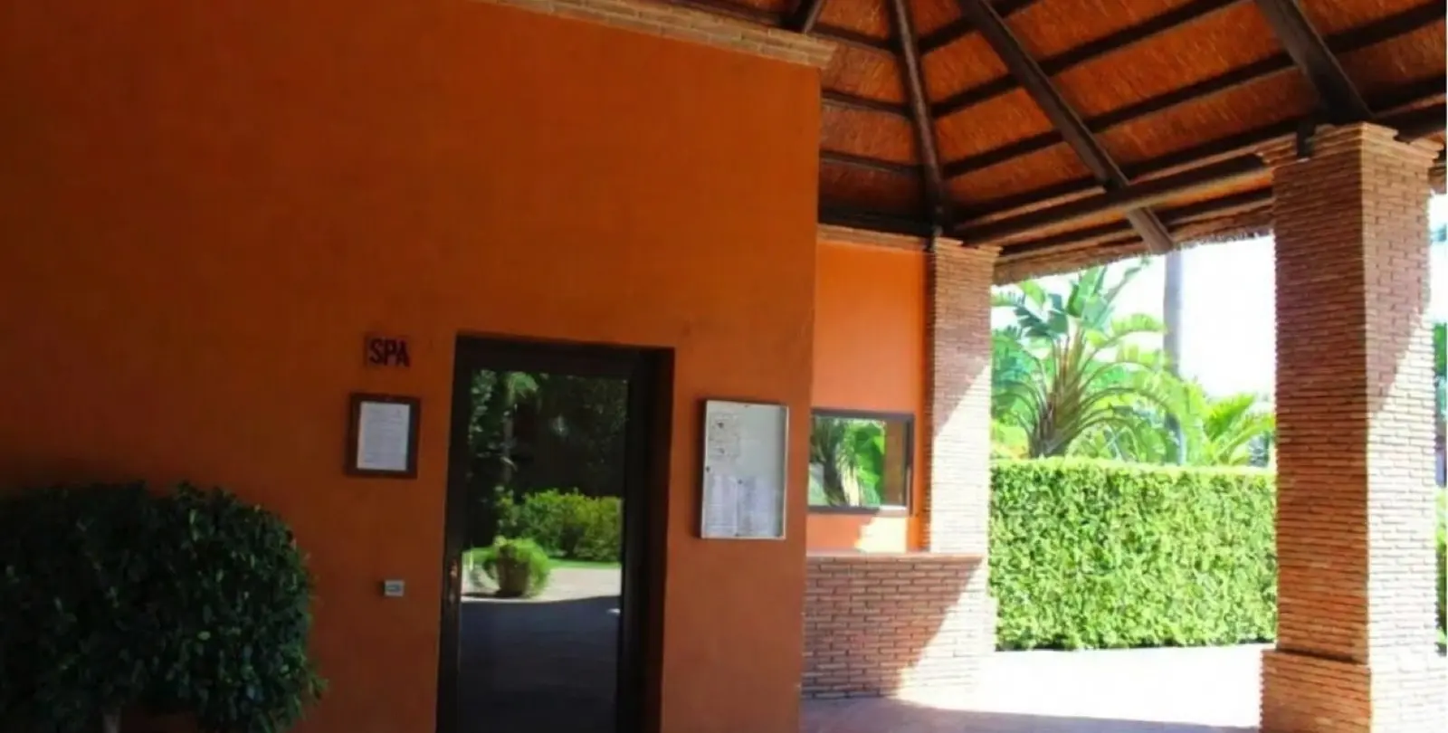 Sale of middle floor apartment in Benahavís 16