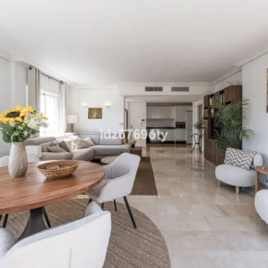 Sale of middle floor apartment in Benalmadena Costa