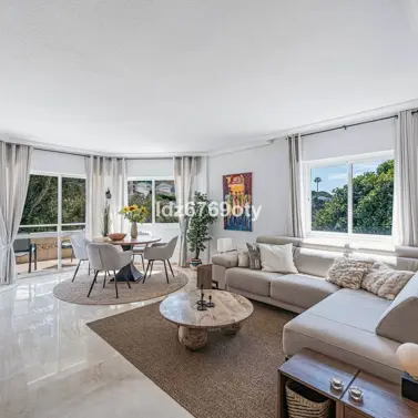 Sale of middle floor apartment in Benalmadena Costa