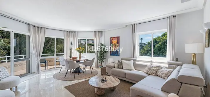 Sale of middle floor apartment in Benalmadena Costa 2