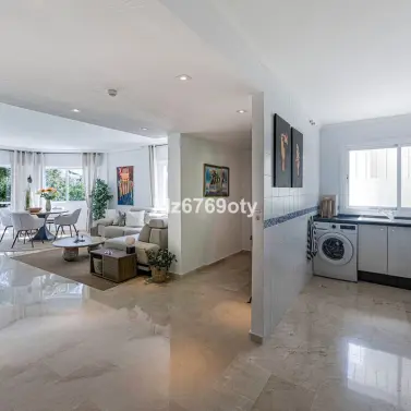 Sale of middle floor apartment in Benalmadena Costa