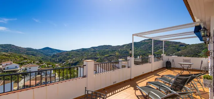 Sale of townhouse in Canillas de Albaida 3