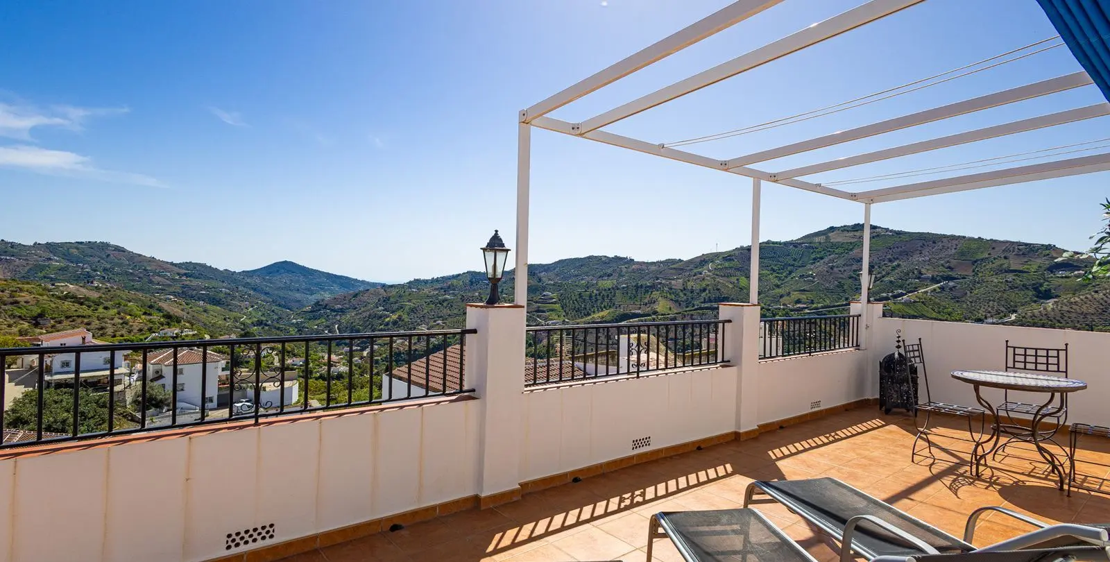 Sale of townhouse in Canillas de Albaida 5
