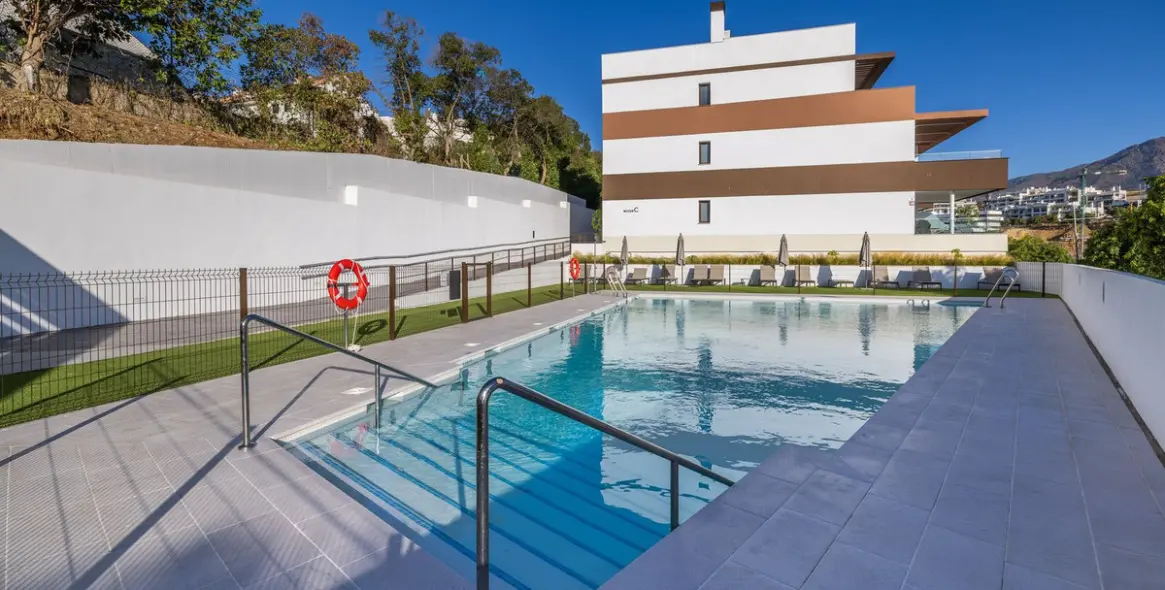 Sale of middle floor apartment in Estepona 1