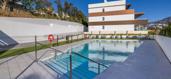 Venta de apartamento en planta media en Estepona 0