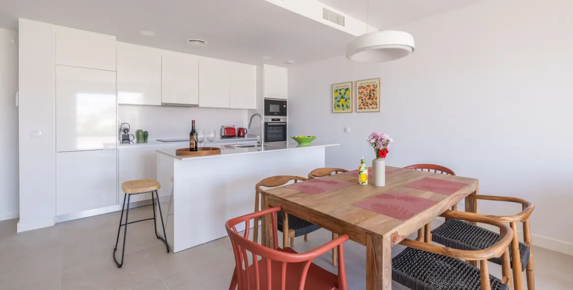 Sale of middle floor apartment in Estepona 2