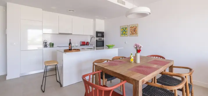 Venta de apartamento en planta media en Estepona 1