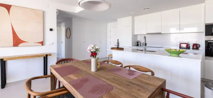 Venta de apartamento en planta media en Estepona 2
