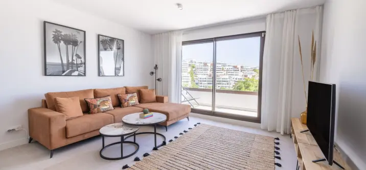 Venta de apartamento en planta media en Estepona 3