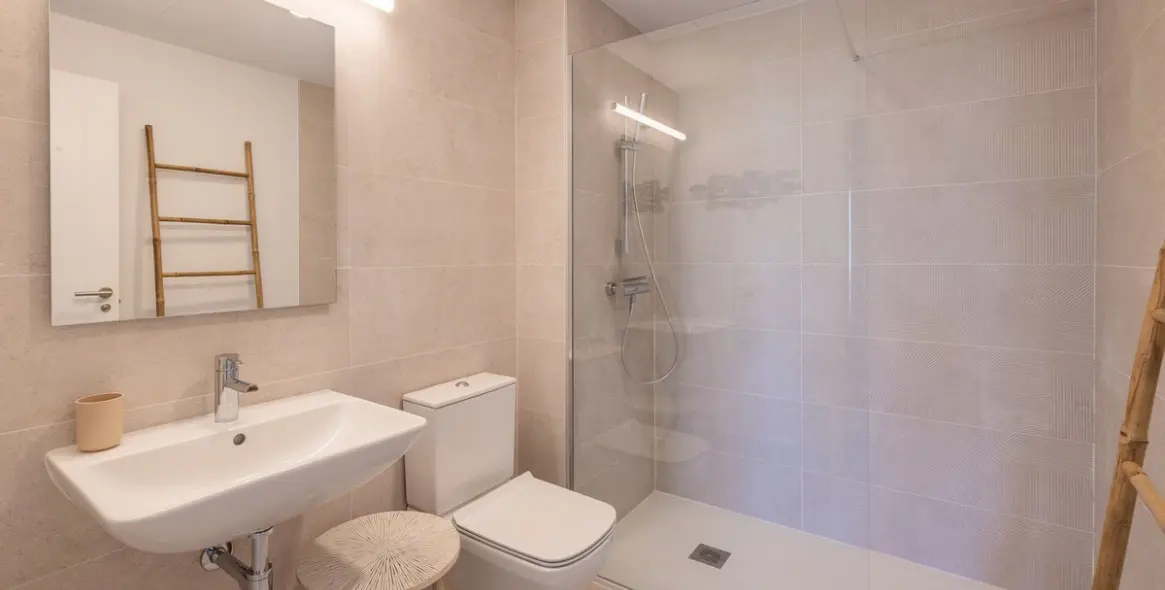 Sale of middle floor apartment in Estepona 17