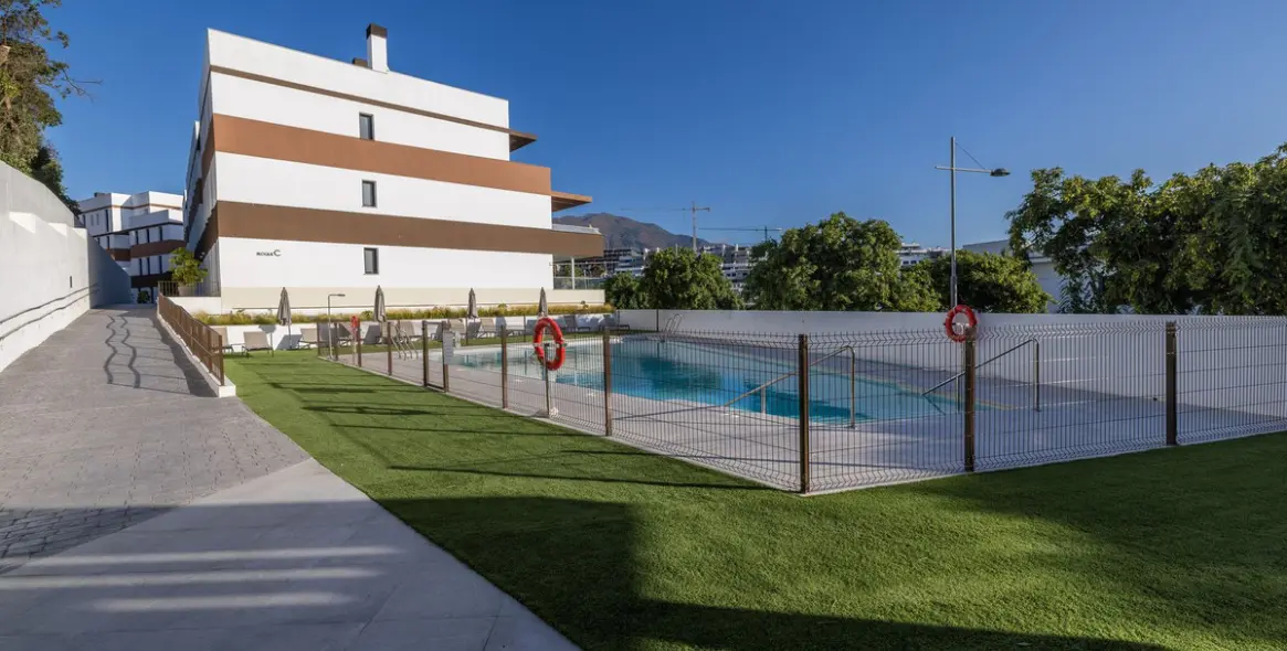 Venta de apartamento en planta media en Estepona 26