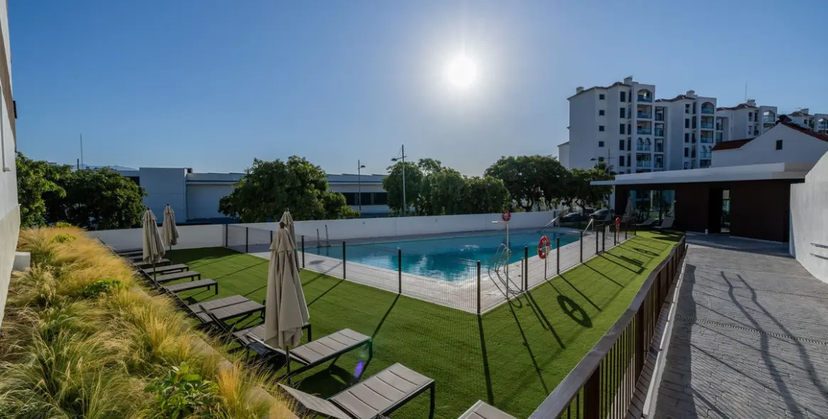 Venta de apartamento en planta media en Estepona 27