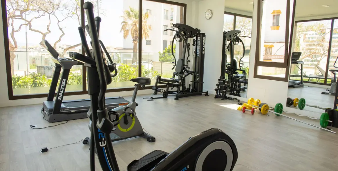 Venta de apartamento en planta media en Estepona 28