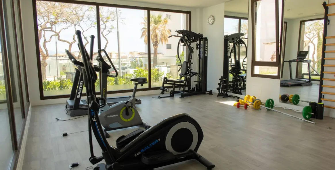 Venta de apartamento en planta media en Estepona 31