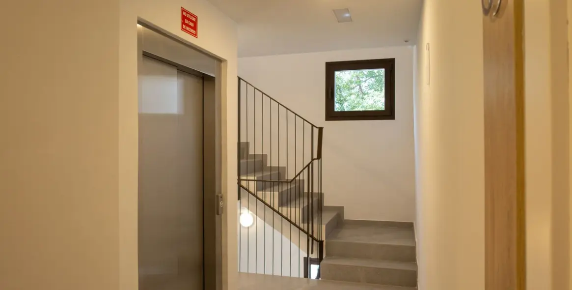 Venta de apartamento en planta media en Estepona 34