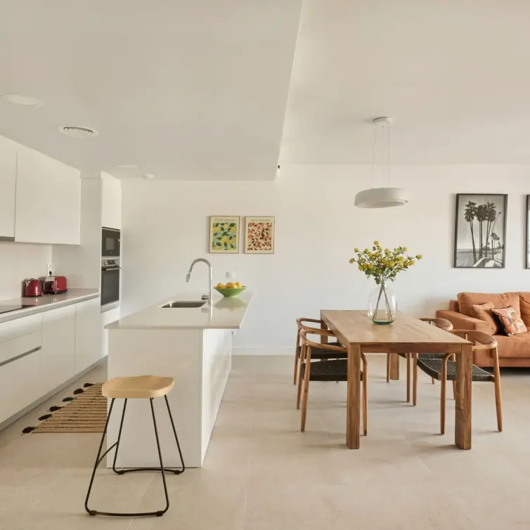 Sale of middle floor apartment in Estepona
