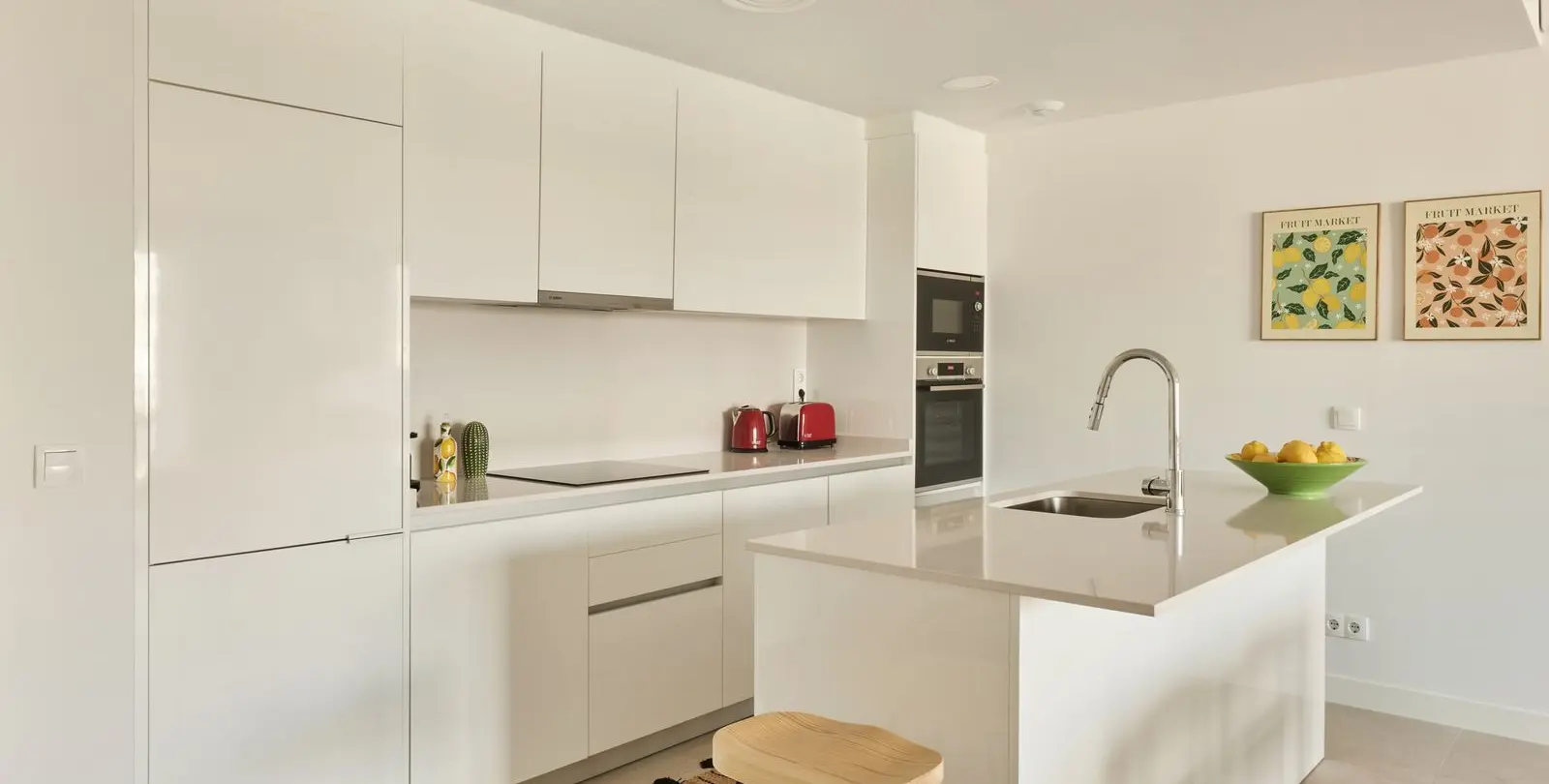 Sale of middle floor apartment in Estepona 2