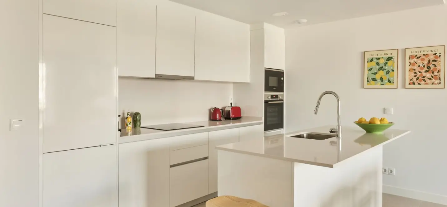 Sale of middle floor apartment in Estepona 1