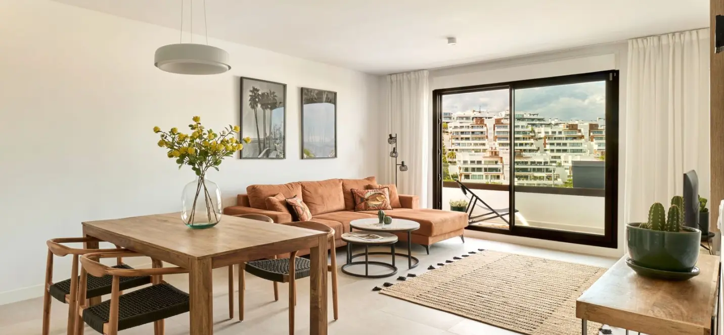 Sale of middle floor apartment in Estepona 2