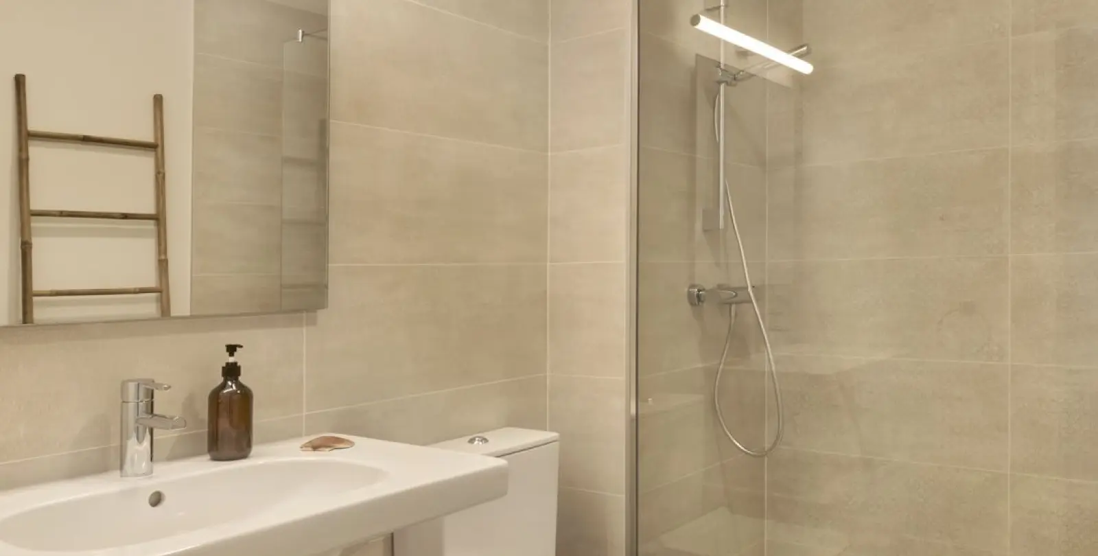 Sale of middle floor apartment in Estepona 11