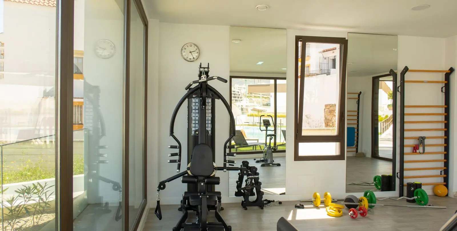 Sale of middle floor apartment in Estepona 28