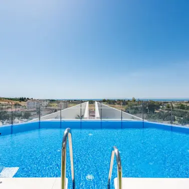 Sale of middle floor apartment in Nueva Andalucía