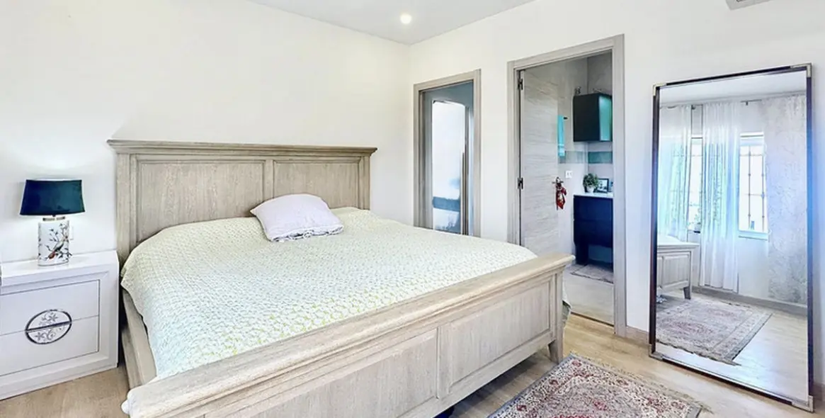 Sale of detached villa in Estepona 8