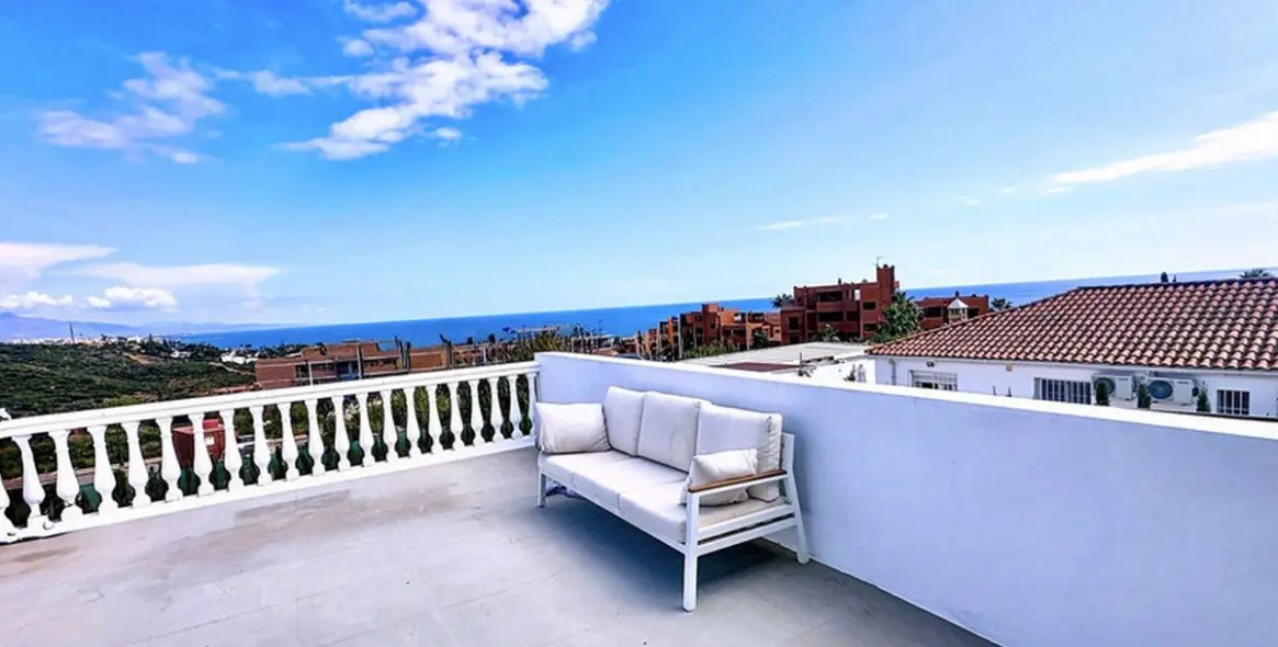 Sale of detached villa in Estepona 16