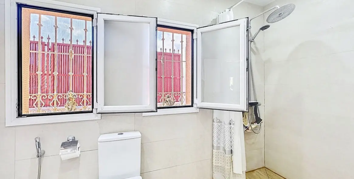 Sale of detached villa in Estepona 19