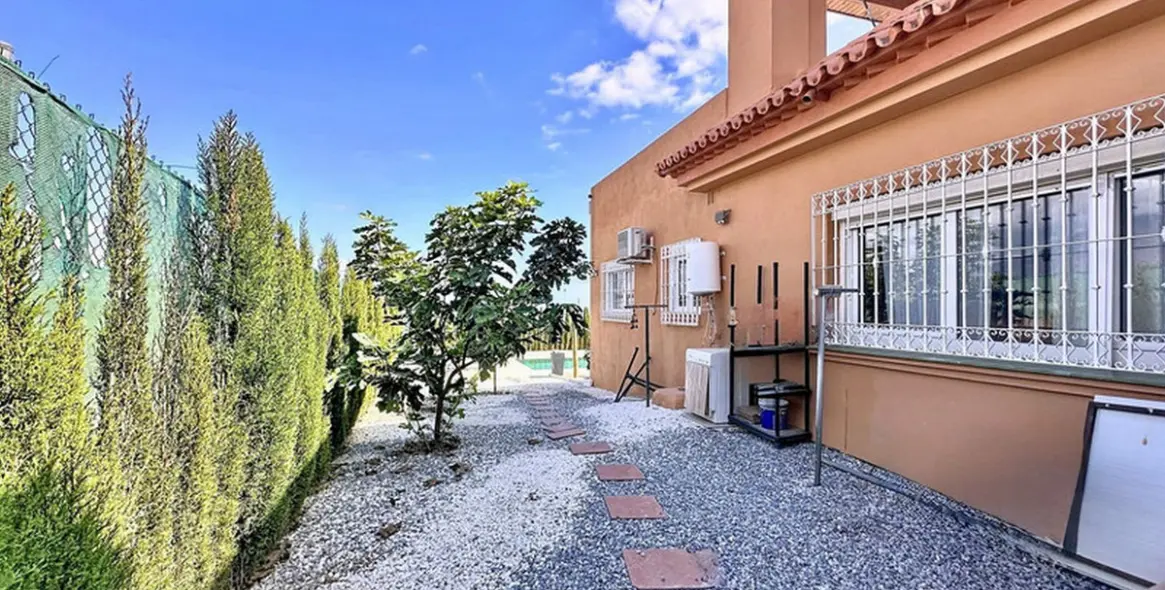 Sale of detached villa in Estepona 25