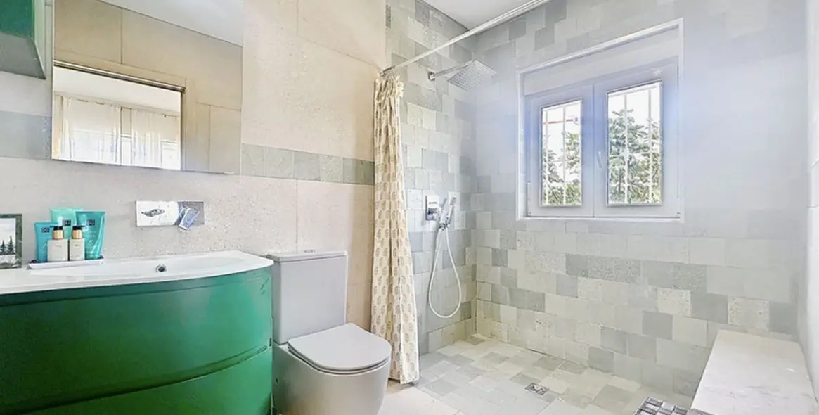 Sale of detached villa in Estepona 26