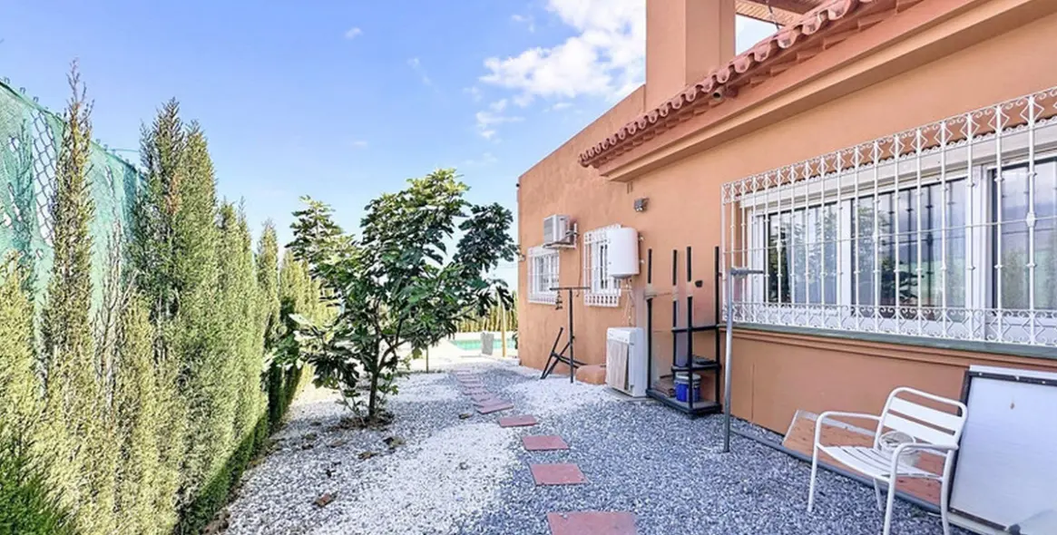 Sale of detached villa in Estepona 27