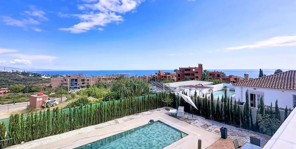 Sale of detached villa in Estepona 32