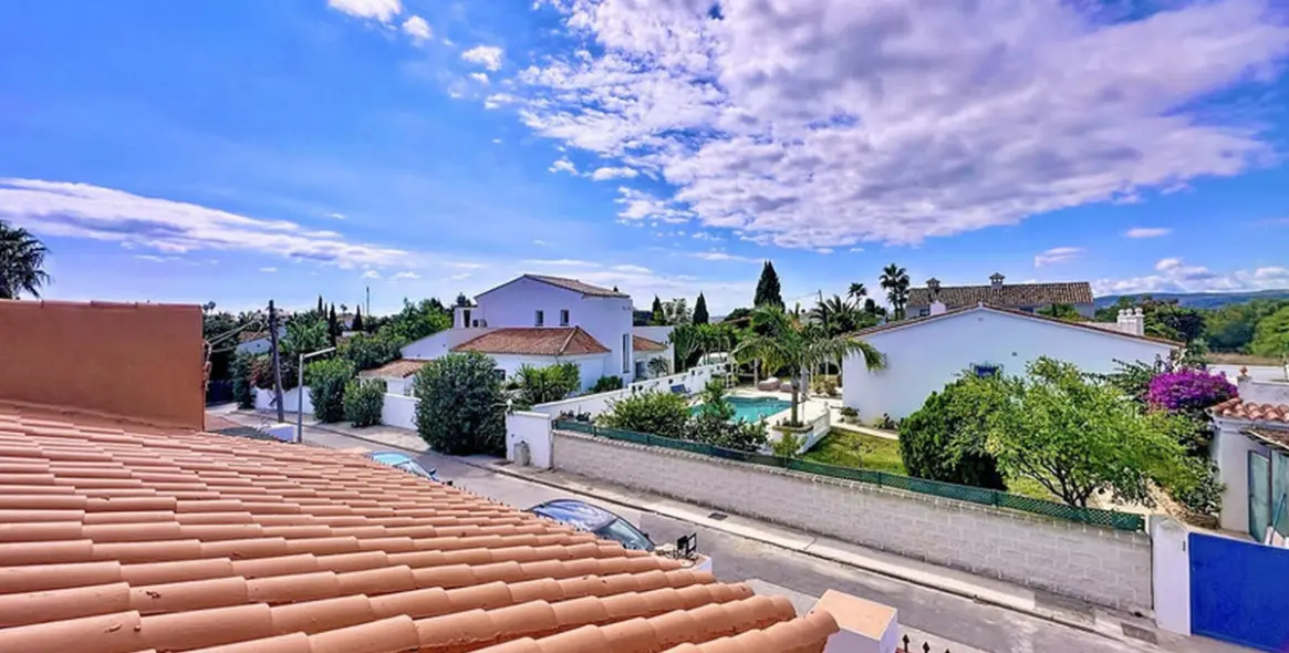 Sale of detached villa in Estepona 38
