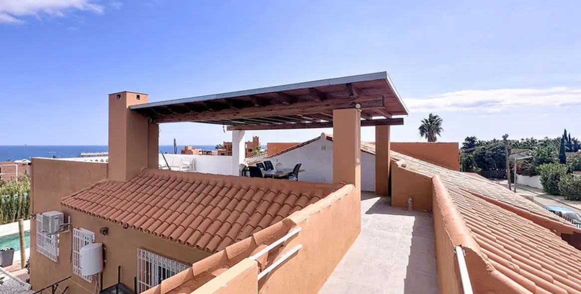 Sale of detached villa in Estepona 39