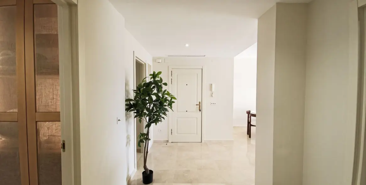 Sale of middle floor apartment in Benahavís 15