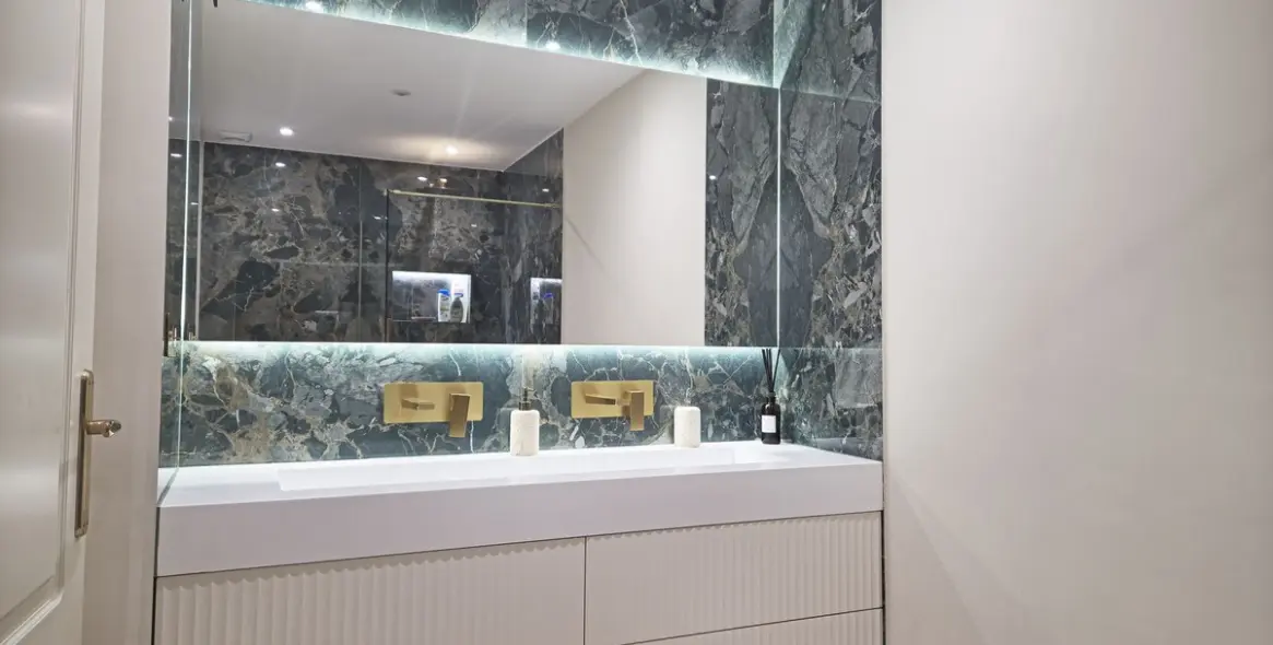 Sale of middle floor apartment in Benahavís 23